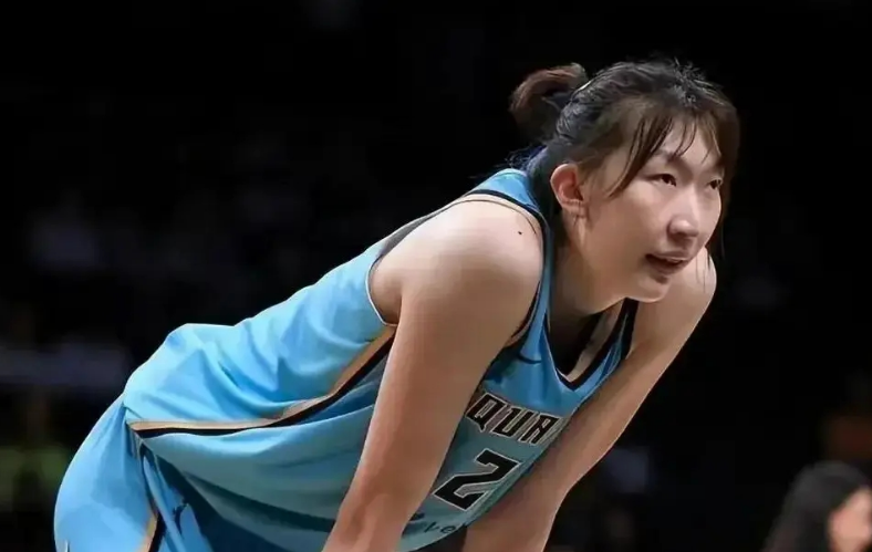 火箭两年合同签下签湖人后场大闸，他们并没有使用全额中产特例？